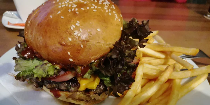 Hovězí hamburger nebo cheeseburger s hranolky pro jednoho i pro dva