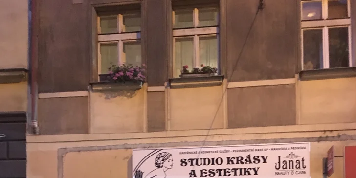Permanentní make-up rtů akvarelovou technikou vytvoří efekt nalíčených rtů leskem na rty