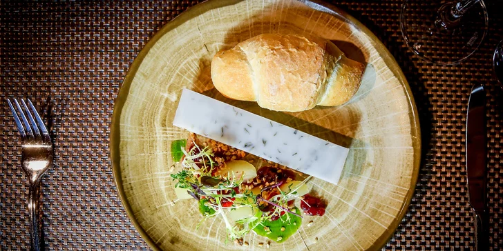 Čtyřchodové menu i s vínem a kávou v restauraci La Cave pro 1 či 2 osoby