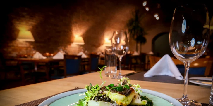 Čtyřchodové menu i s vínem a kávou v restauraci La Cave pro 1 či 2 osoby