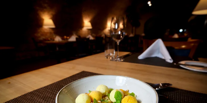 Čtyřchodové menu i s vínem a kávou v restauraci La Cave pro 1 či 2 osoby