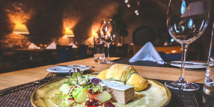 Čtyřchodové menu i s vínem a kávou v restauraci La Cave pro 1 či 2 osoby