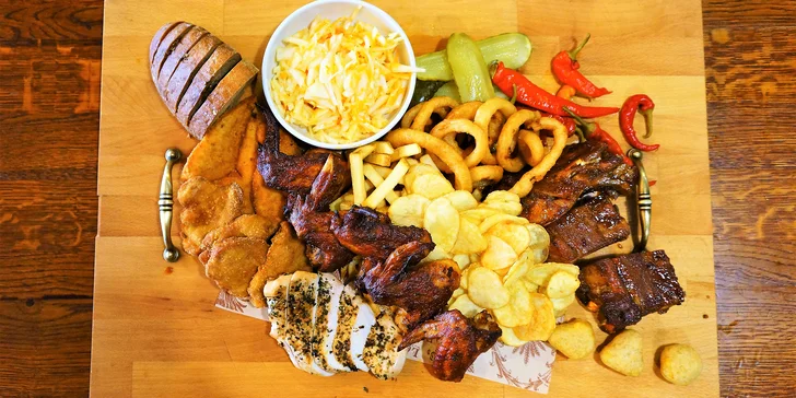 Masové prkno i s degustační lištou piva u Lužánek: žebra, řízky, křídla, steaky, trhané maso i přílohy