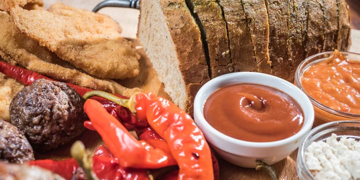Masové prkno s degustací piva: kotleta, klobásy, kuřecí křídla