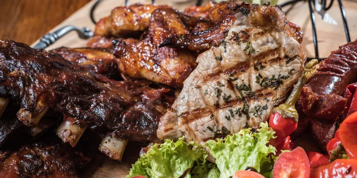 Masové prkno s degustací piva: kotleta, klobásy, kuřecí křídla