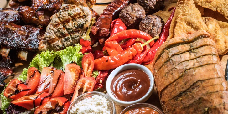 Masové prkno s degustací piva: kotleta, klobásy, kuřecí křídla