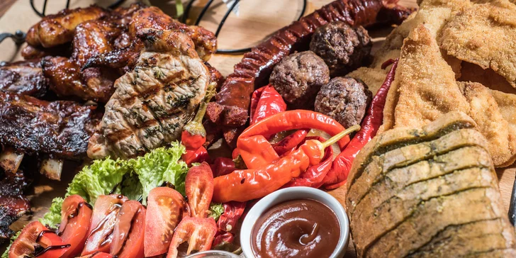 Masové prkno s degustací piva: kotleta, klobásy, kuřecí křídla