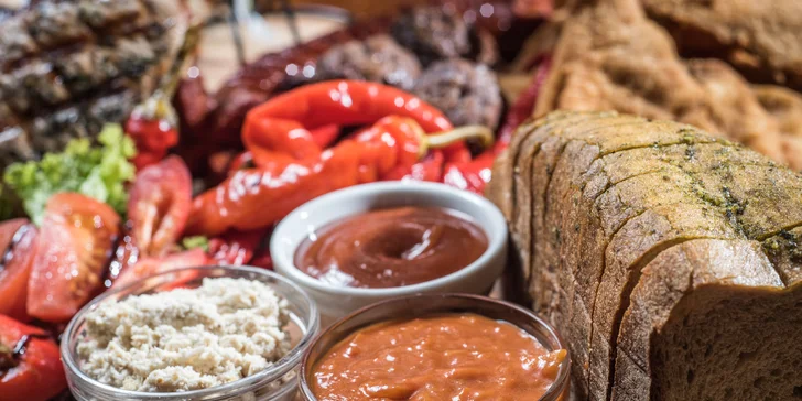 Masové prkno s degustací piva: kotleta, klobásy, kuřecí křídla