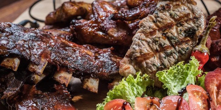 Masové prkno s degustací piva: kotleta, klobásy, kuřecí křídla
