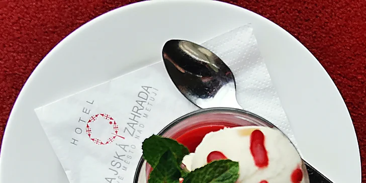 Menu o třech chodech pro 2 osoby a lahev vína: caprese, steak z roštěné či salát a ovocný sorbet