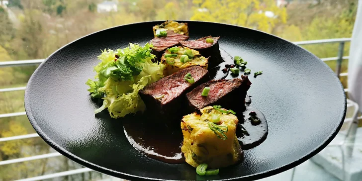 Menu o třech chodech pro 2 osoby a lahev vína: caprese, steak z roštěné či salát a ovocný sorbet