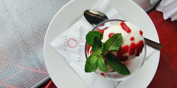 Menu o třech chodech pro 2 osoby a lahev vína: caprese, steak z roštěné či salát a ovocný sorbet