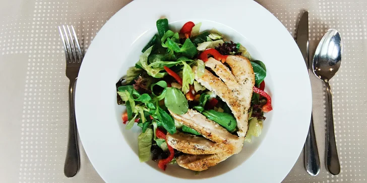 Menu o třech chodech pro 2 osoby a lahev vína: caprese, steak z roštěné či salát a ovocný sorbet