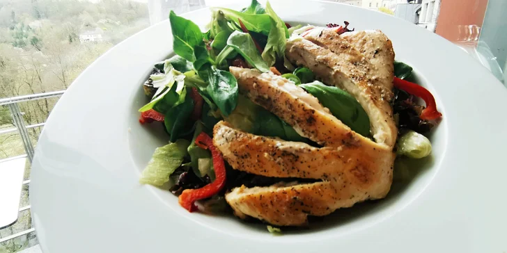 Menu o třech chodech pro 2 osoby a lahev vína: caprese, steak z roštěné či salát a ovocný sorbet