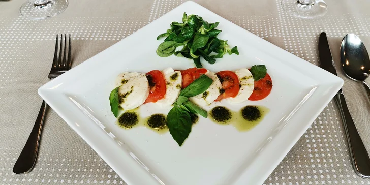 Menu o třech chodech pro 2 osoby a lahev vína: caprese, steak z roštěné či salát a ovocný sorbet