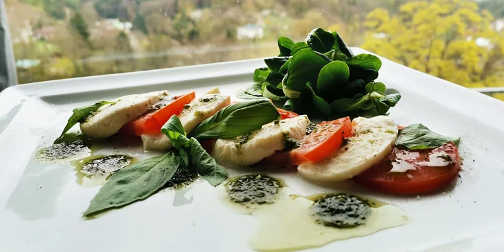 Menu o třech chodech pro 2 osoby a lahev vína: caprese, steak z roštěné či salát a ovocný sorbet