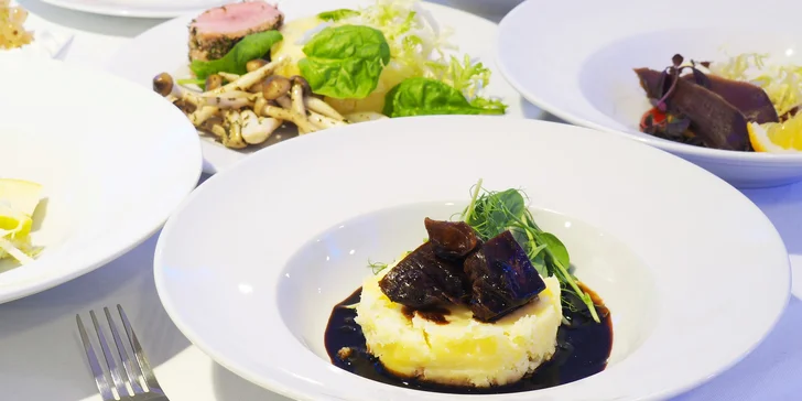 Degustační menu o 8 chodech pro pár: vepřová panenka, kančí líčka i kachní prsa