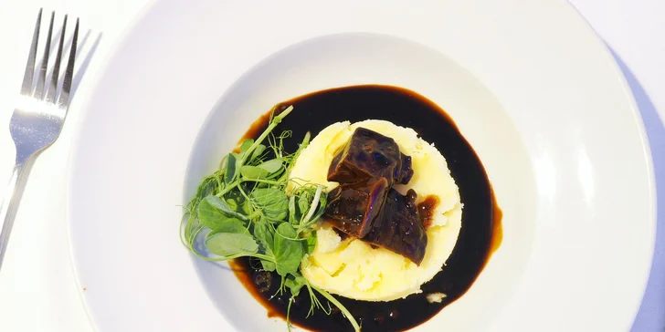Degustační menu o 8 chodech pro pár: vepřová panenka, kančí líčka i kachní prsa
