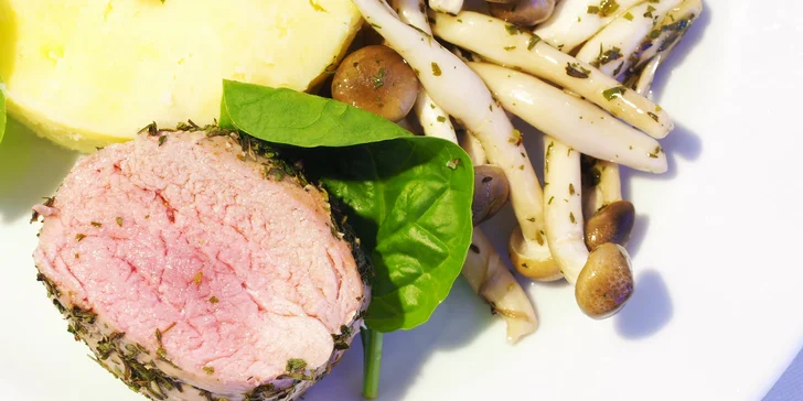 Degustační menu o 8 chodech pro pár: vepřová panenka, kančí líčka i kachní prsa