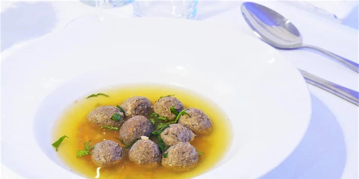 Degustační menu o 8 chodech pro pár: vepřová panenka, kančí líčka i kachní prsa