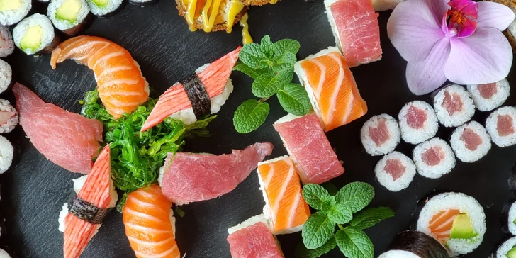 Pestré sety až 64 ks sushi s rybami i zeleninou a k tomu kimchi