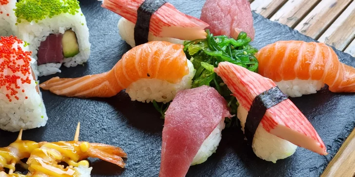 Pestré sety až 64 ks sushi s rybami i zeleninou a k tomu kimchi