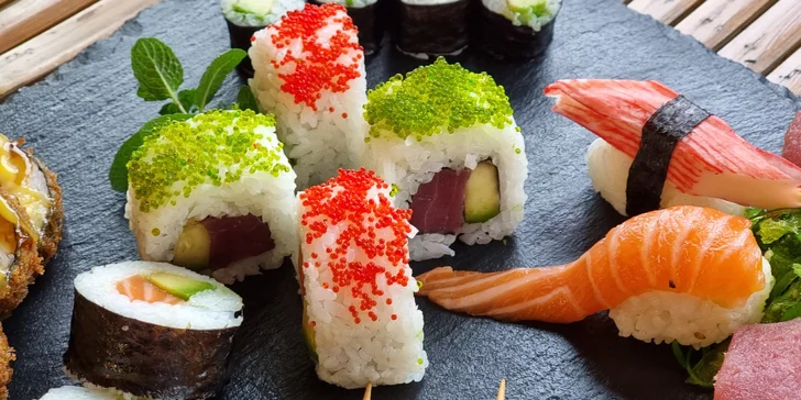 Pestré sety až 64 ks sushi s rybami i zeleninou a k tomu kimchi