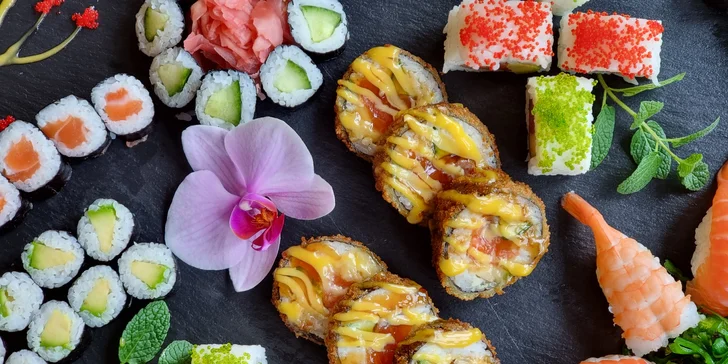 Pestré sety až 64 ks sushi s rybami i zeleninou a k tomu kimchi