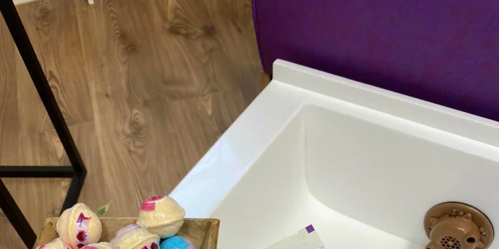 Balíčky péče o nohy a ruce: wellness pedikúra a manikúra s masáží i lakováním