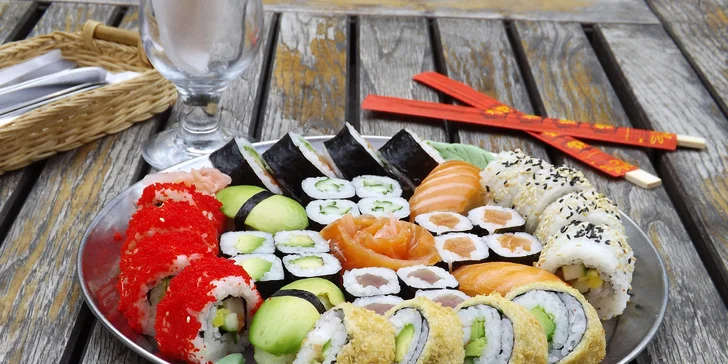 Pestré sushi sety s sebou: 12 nebo až 71 kousků i s polévkou a salátem