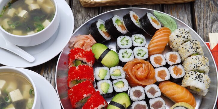 Pestré sushi sety s sebou: 12 nebo až 71 kousků i s polévkou a salátem