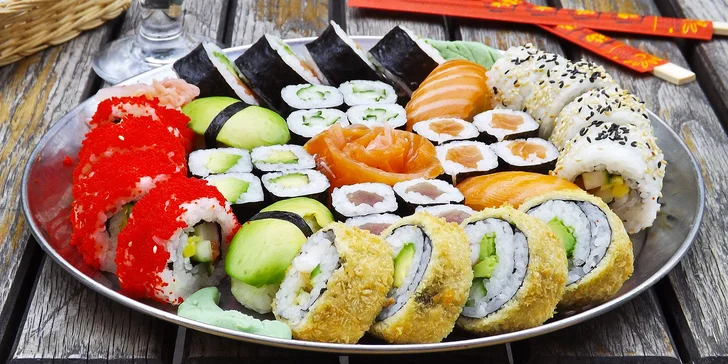 Pestré sushi sety s sebou: 12 nebo až 71 kousků i s polévkou a salátem