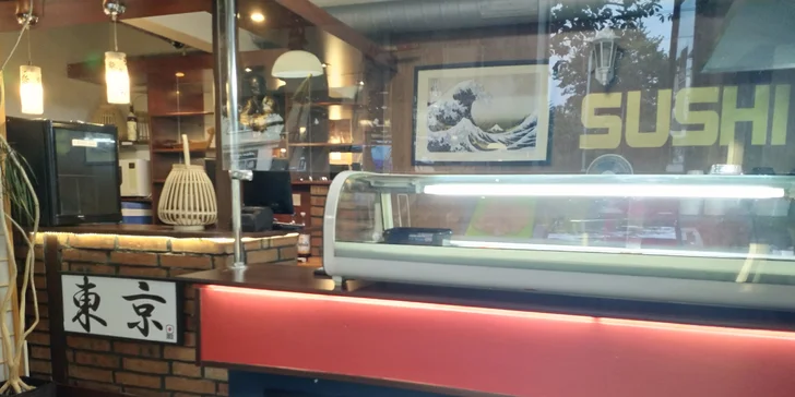 Pestré sushi sety s sebou: 24 ks nebo až 81 kousků i s polévkou a salátem