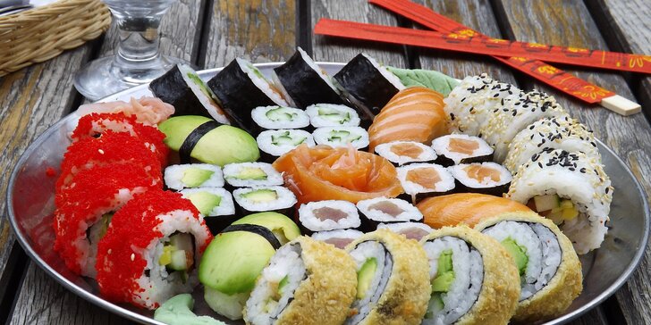 Barevné poklady Asie: 22, 30, 34, 42 nebo 50 ks sushi i wakame salát s sebou
