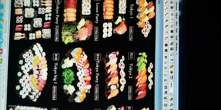 Pestré sushi sety s sebou: 24 ks nebo až 81 kousků i s polévkou a salátem