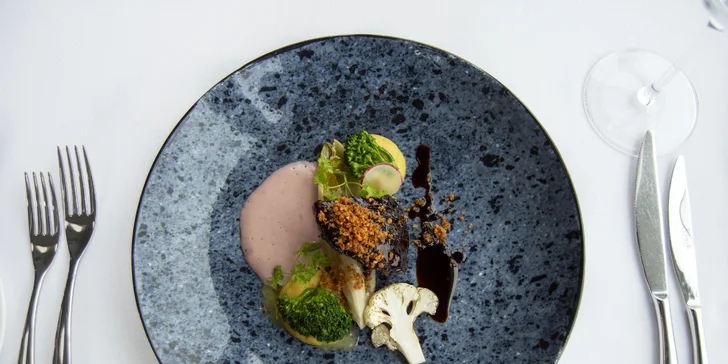 Oslavte Valentýna na Žižkovské věži: 5chodové menu s krevetami, foie gras i kachními prsy
