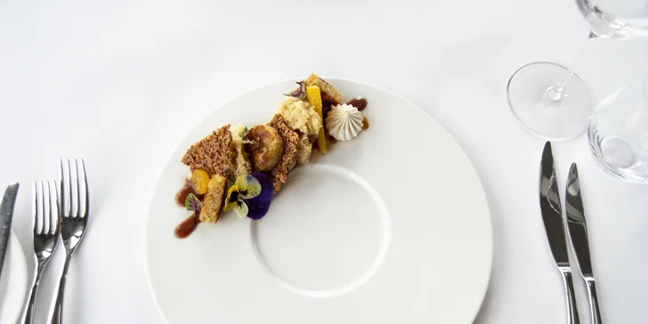 Oslavte Valentýna na Žižkovské věži: 5chodové menu s krevetami, foie gras i kachními prsy