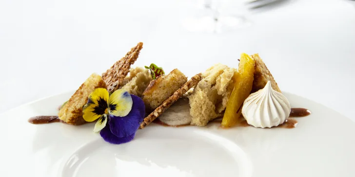 Oslavte Valentýna na Žižkovské věži: 5chodové menu s krevetami, foie gras i kachními prsy