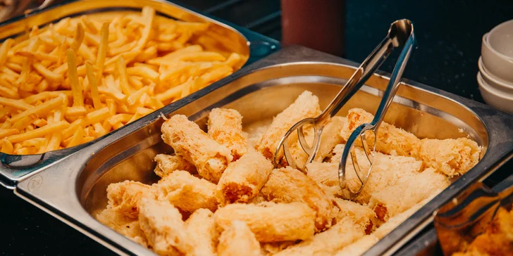 Naberte si, nač máte chuť: 600g talíř plný dobrot z poledního bufetu na Budějovické