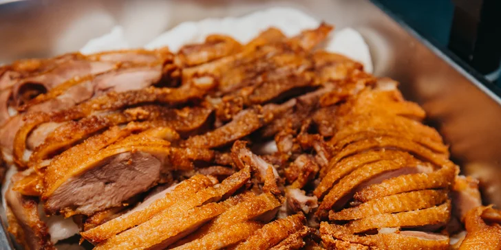 Naberte si, nač máte chuť: 600g talíř plný dobrot z poledního bufetu na Budějovické