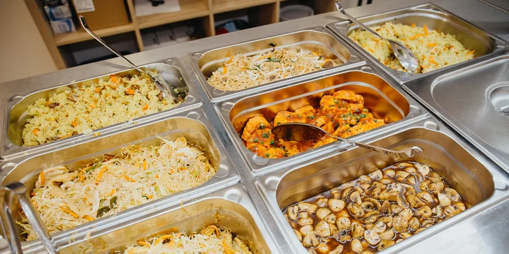 Naberte si, nač máte chuť: 600g talíř plný dobrot z poledního bufetu na Budějovické