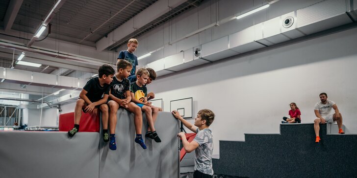 Hodina skákání v Jump Academy Olomouc: trampolíny, ninja dráha, parkour zóna i 9D kino