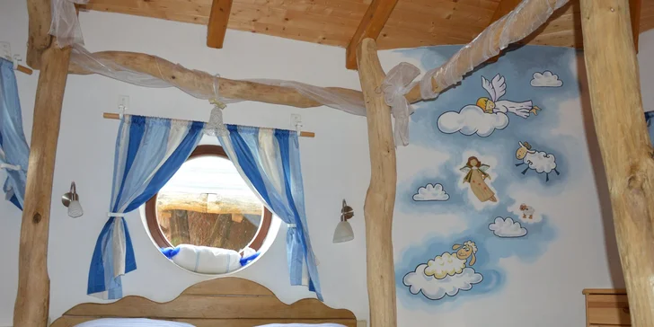 Rodinný pobyt v Pohádkové vesničce s polopenzí a vstupem do bazénu