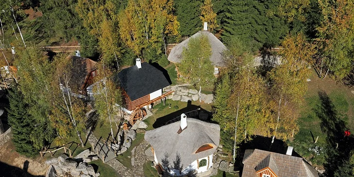 Rodinný pobyt v Pohádkové vesničce s polopenzí a vstupem do bazénu