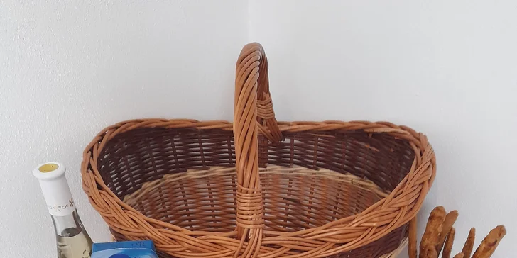 Piknikové koše plné slaných i sladkých dobrot pro 2–4 osoby: muffiny, bagety, ovoce i džus