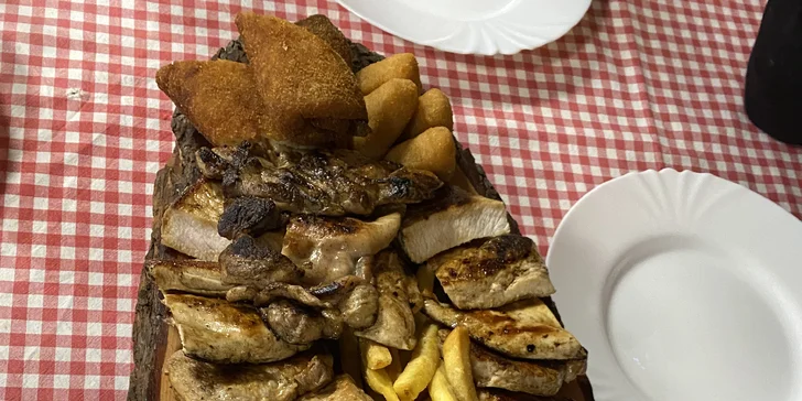 Mix grill pro 2–4 osob: čevapčiči, krkovice, klobása i steak, hranolky a omáčky