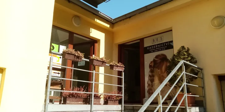 Zdraví a lesk: manikúra a regenerace přírodních nehtů pomocí P-Shine