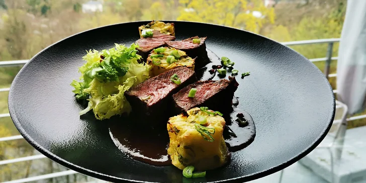 Menu o třech chodech pro 2 osoby a lahev vína: caprese, steak z roštěné či salát a ovocný sorbet