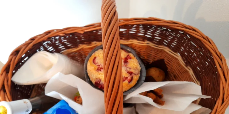 Piknikové koše plné slaných i sladkých dobrot pro 2–4 osoby: muffiny, bagety, ovoce i džus