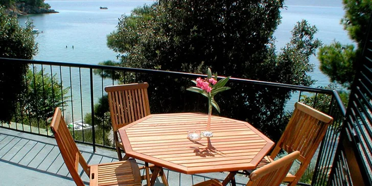 Apartmány hned u skryté pláže v Omiši s terasou a výhledem na moře